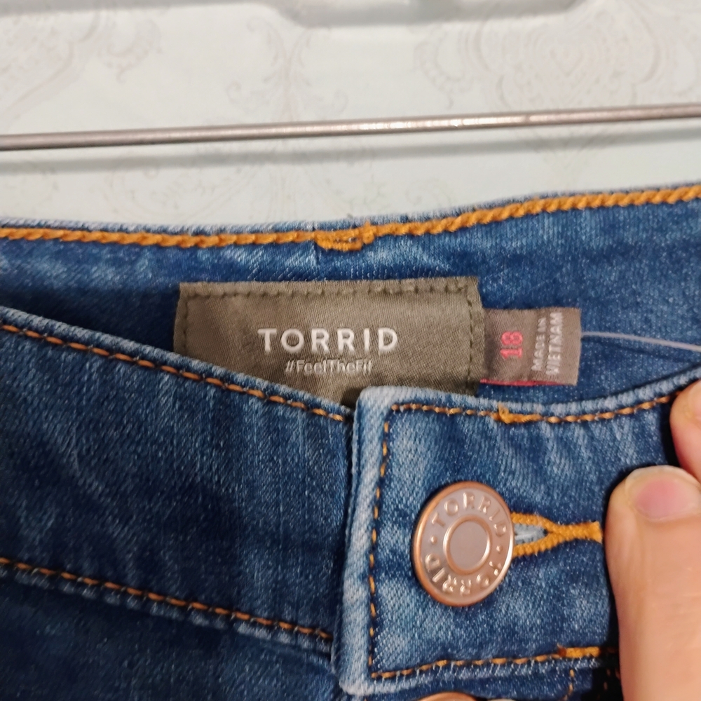 Torrid Medium Blue Cropped Jeans - Picture 3 of 7
